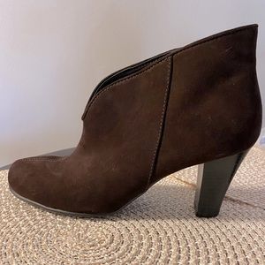 Cute brown ankle boots. Size 9. Worn once.